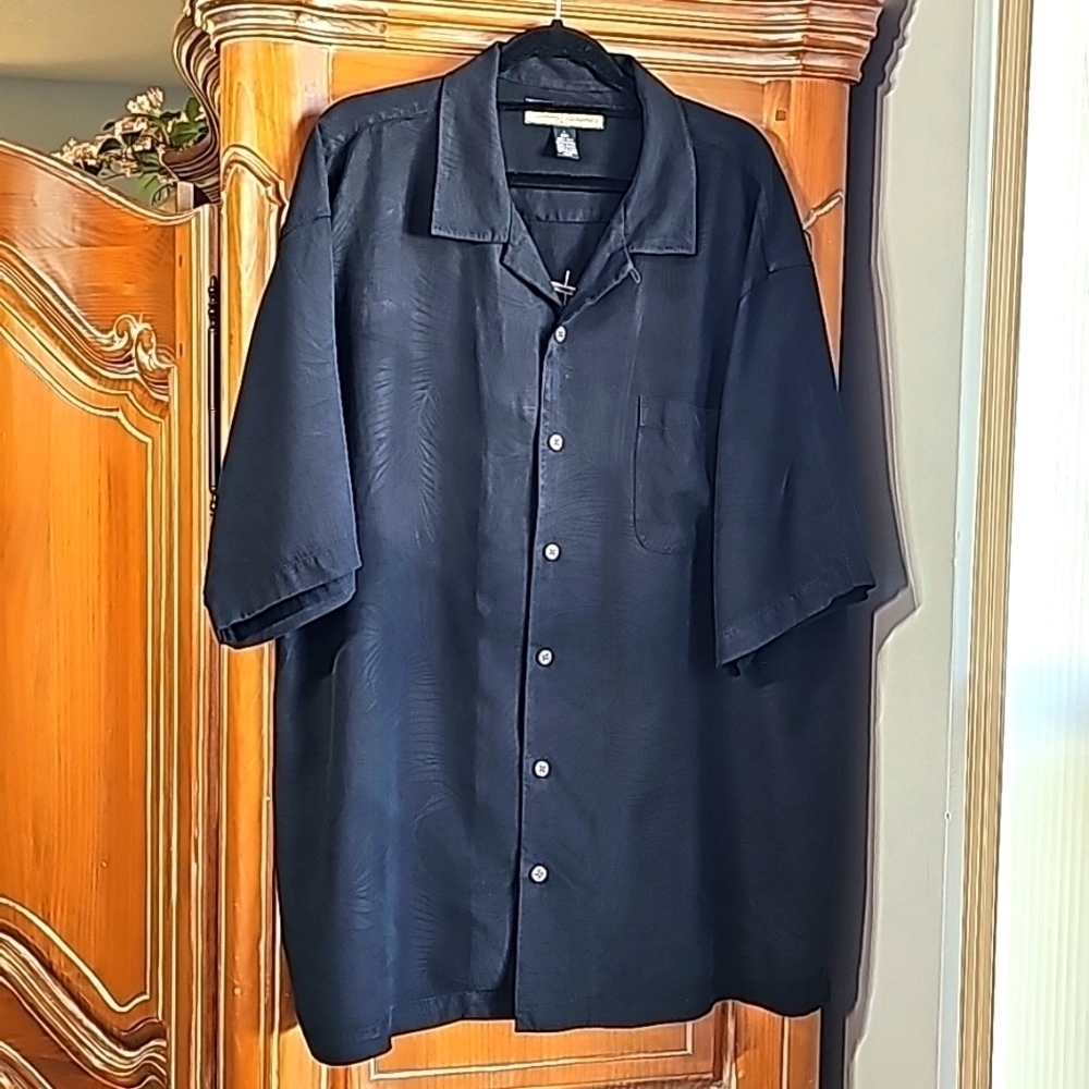 TOMMY BAHAMA 💯 % Silk, casual button-down shirt. Enbroidery back. Lg